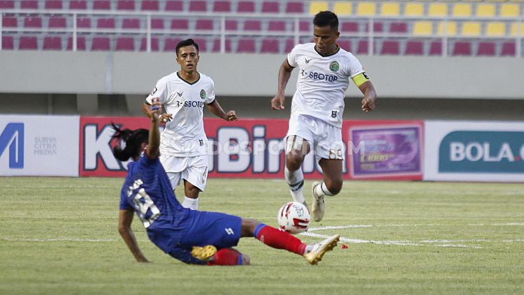 Laga perdana grup A Piala Menpora antara Arema FC vs Persikabo di Stadion Manahan Solo, Minggu (21/03/21). Copyright: © Herry Ibrahim/INDOSPORT