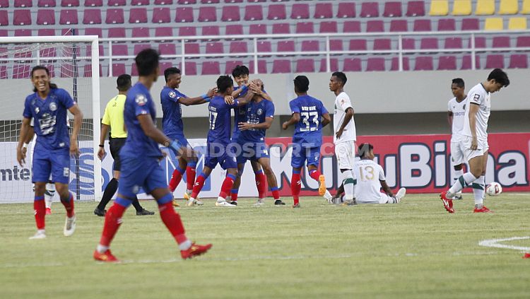 Arema FC saat tampil pada turnamen Piala Menpora 2021. Copyright: © Herry Ibrahim/INDOSPORT