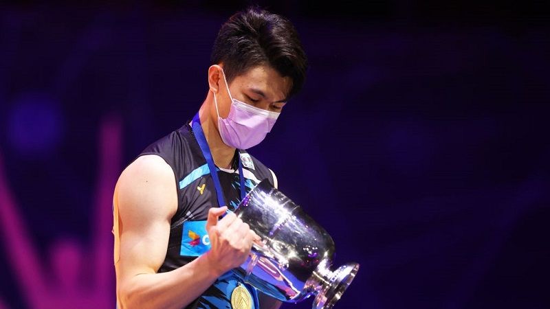 Pebulutangkis Malaysia, Lee Zii Jia, memegang trofi juara All England 2021 setelah mengalahkan Viktor Axelsen (Denmark) pada laga final di Utilita Arena Birmingham, Minggu (21/3/2021). Copyright: © Naomi Baker/Getty Images