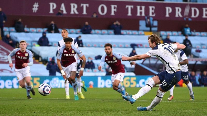 Pemain Tottenham Hotspur, Harry Kane, melakukan tendangan penalti saat berlaga melawan Aston Villa pada lanjutan Premier League di Villa Park, Minggu (21/3/2021). Copyright: © Alex Livesey - Danehouse/Getty Images