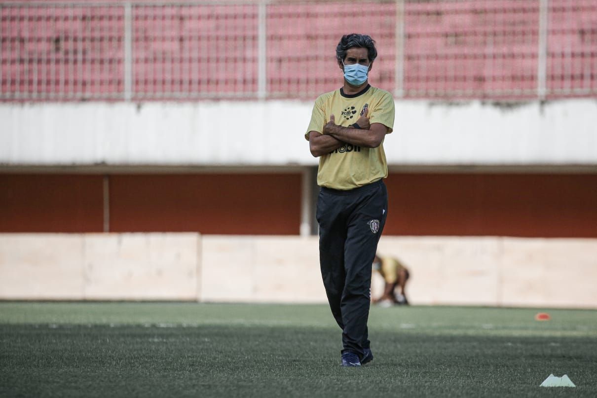 Pelatih Bali United, Stefano Cugurra Teco mengungkapkan kekecewaan timnya setelah Piala AFC 2021 zona Asia Tenggara resmi dibatalkan. Copyright: © Bali United.