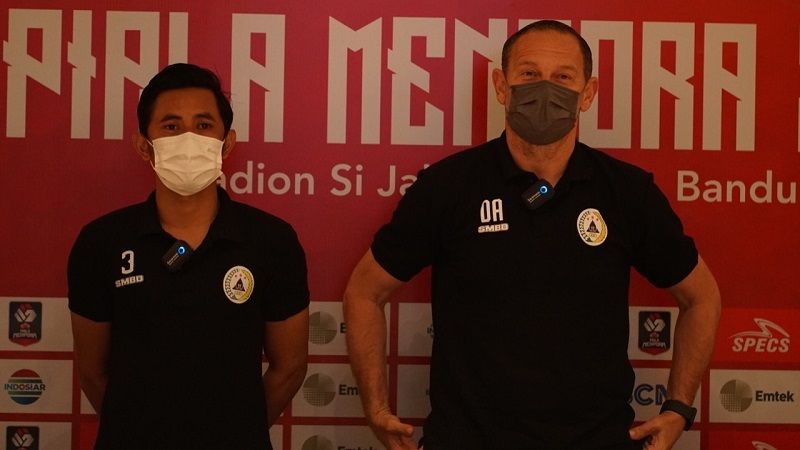 Pelatih PSS Sleman, Dejan Antonic (kanan), saat konferensi pers secara virtual di Piala Menpora 2021. Copyright: © Media Officer PSS Sleman