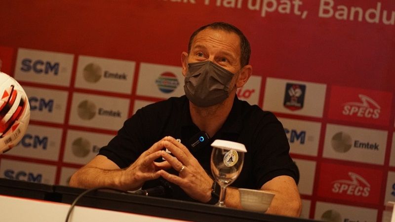 Pelatih PSS Sleman, Dejan Antonic, saat konferensi pers secara virtual. Copyright: © Media Officer PSS Sleman