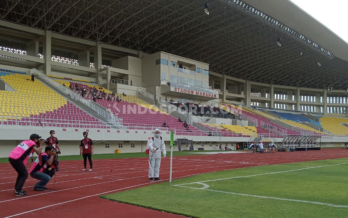 Salah satu penerapan protokol kesehatan Piala Menpora 2021 di Stadion Manahan Solo, yakni petugas menyemprotkan cairan disinfektan di tiang tendangan sudut. Copyright: © Herry Ibrahim/INDOSPORT
