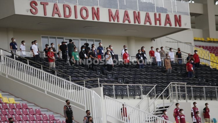 Para pihak yang berada di tribun utama Stadion Manahan Solo juga terlihat memakai masker dan menjaga jarak aman. Foto: Herry Ibrahim/INDOSPORT Copyright: © Herry Ibrahim/INDOSPORT