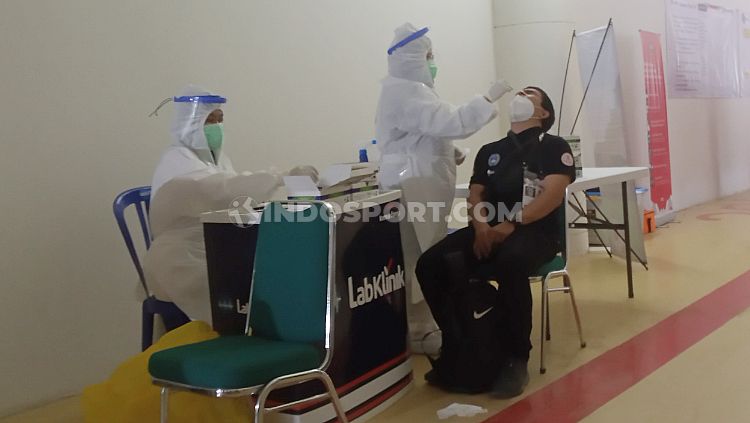 Salah satu penerapan protokol kesehatan Piala Menpora 2021 di Stadion Manahan Solo, yakni melakukan swab antigen kepada pihak yang akan masuk stadion. Copyright: © Herry Ibrahim/INDOSPORT