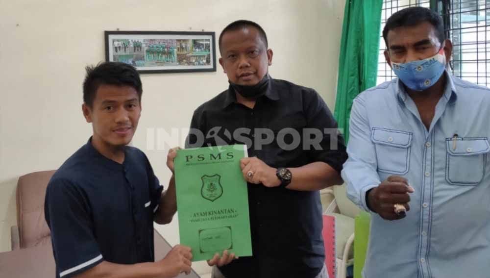 Ghozali Muharam Siregar (kiri) resmi dikontrak PSMS Medan, didampingi Manajer PSMS, Mulyadi Simatupang (tengah) dan Sekertaris klub PSMS, Julius Raja (kanan). Copyright: © Aldi Aulia Anwar/INDOSPORT