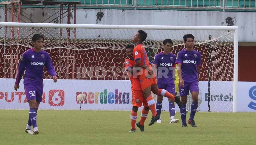 Selebrasi pemain Persiraja Aceh atas gol yang dicetak Assanur Rijal 'Torres' ke gawang Persita. Copyright: © Nofik Lukman Hakim/INDOSPORT
