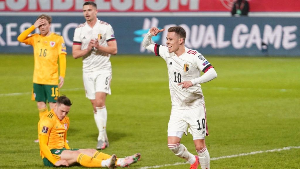 Pemain Belgia, Thorgan Hazard, melakukan selebrasi setelah mencetak gol kedua untuk negaranya pada laga kualifikasi Piala Dunia melawan Wales di Den Dreef Stadium, Leuven, Rabu (24/3/2021). Copyright: © Sylvain Lefevre/Getty Images