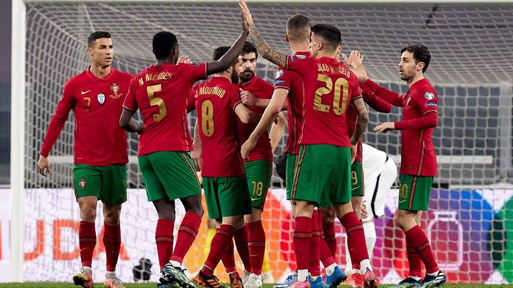Para pemain Portugal merayakan gol bunuh diri pemain Azerbaijan pada laga kualifikasi Piala Dunia di Turin, Italia. Copyright: © Emmanuele Ciancaglini/Quality Sport Images/Getty Images