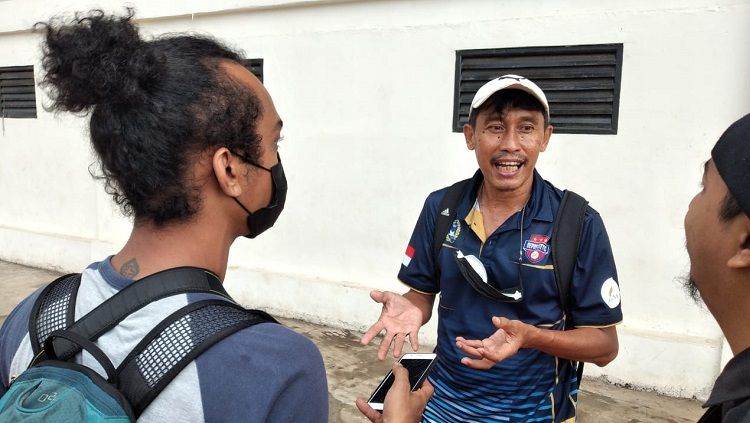 Pelatih Depok City, Bambang Warsito. Copyright: © Indra Citra Sena/INDOSPORT