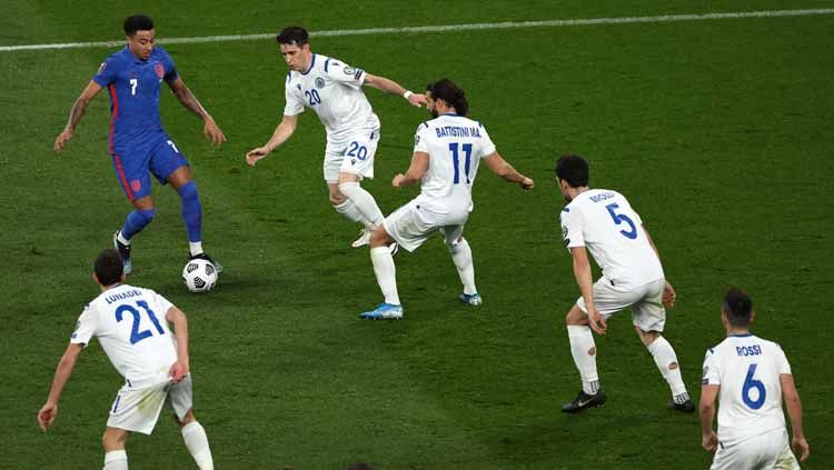 Aksi Jesse Lingard (biru) bersama timnas Inggris ketika dikepung oleh banyak pemain San Marino. Copyright: © Eddie Keogh - The FA/The FA via Getty Images