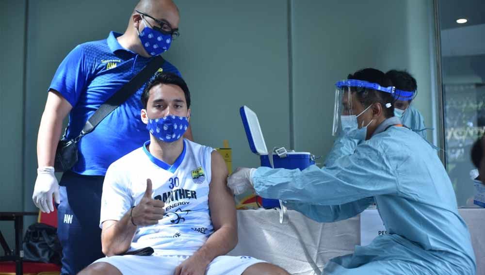 Pemain Persib, Ezra Walian, saat vaksin Covid-19 di Sleman. Copyright: © Media Officer Persib