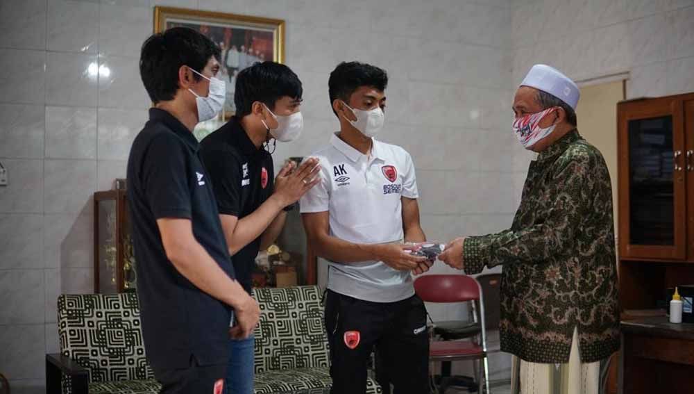 Perwakilan PSM Makassar memberikan santunan kepada Panti Asuhan Sunan Giri, Malang. Copyright: © PSM Makassar