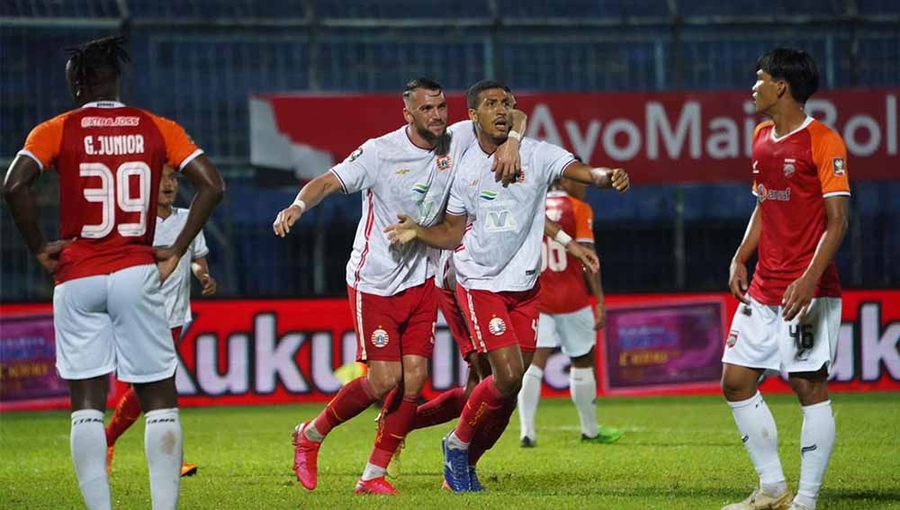 Marko Simic (kedua kiri) ikut merayakan gol yang dicetak Yann Motta ke gawang Borneo FC pada laga kedua fase grup B Piala Menpora 2021 di Stadion Kanjuruhan, Sabtu (27/03/21). Copyright: © Tim Media Persija Jakarta