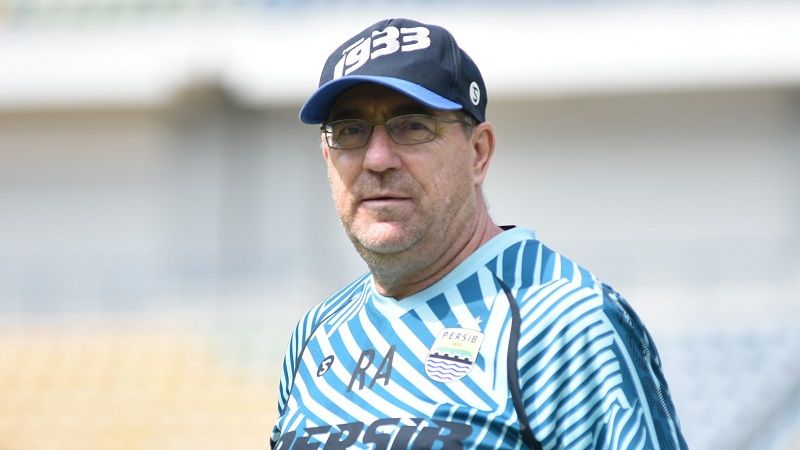 Pelatih Persib Bandung, Robert Rene Alberts, saat memimpin latihan di Stadion GBLA, Kota Bandung. Copyright: © Arif Rahman/INDOSPORT