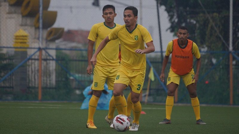 Para pemain Persebaya berlatih seperti biasanya setelah mendapatkan vaksin. Copyright: © Persebaya