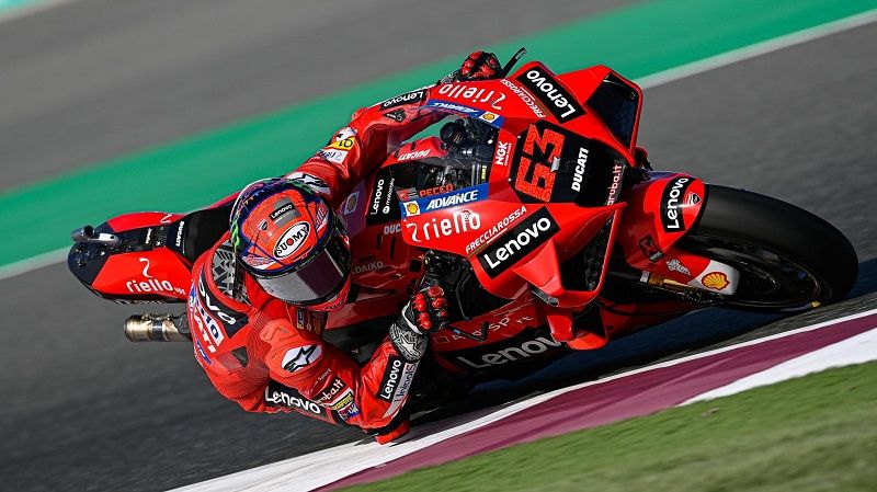 Pembalapa Ducati Team, Francesco Bagnaia, mamacu motornya saat sesi latihan bebas GP Qatar. Copyright: © MotoGP