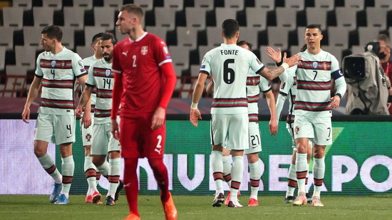 Para pemain Portugal (putih) merayakan gol Diogo Jota ke gawang Serbia pada laga kualifikasi Piala Dunia yang berlangsung di FK Crvena Zvezda stadium, Belgrade, Sabtu (27/3/21). Copyright: © Srdjan Stevanovic/Getty Images