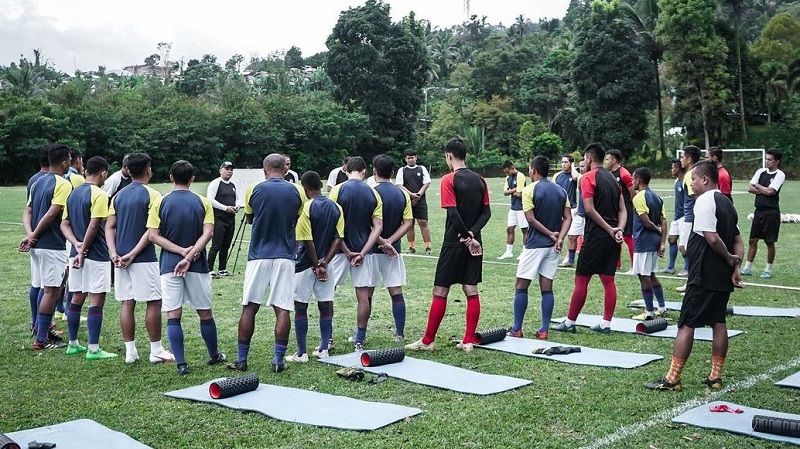 Para pemain Sulut United berkumpul saat latihan pada Minggu (28/3/2021) Copyright: © @sulutunited.fc/INSTAGRAM