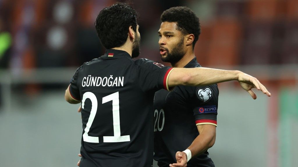 Pemain Jerman, Serge Gnabry (kanan), merayakan golnya bersama Ilkay Gundogan saat melawan Rumania pada laga kualifikasi Piala Dunia di National Arena, Bucharest, Rumania, Minggu (28/3/2021). Copyright: © Alexander Hassenstein/Getty Images