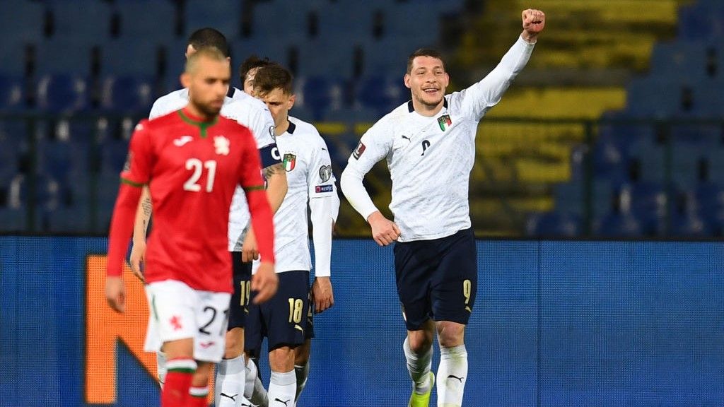 Pemain Italia, Andrea Belotti (kanan), merayakan golnya ke gawang Bulgaria pada lag kualifikasi Piala Dunia di Sofia, Bulgaria, Minggu (28/3/2021). Copyright: © Claudio Villa/Getty Images