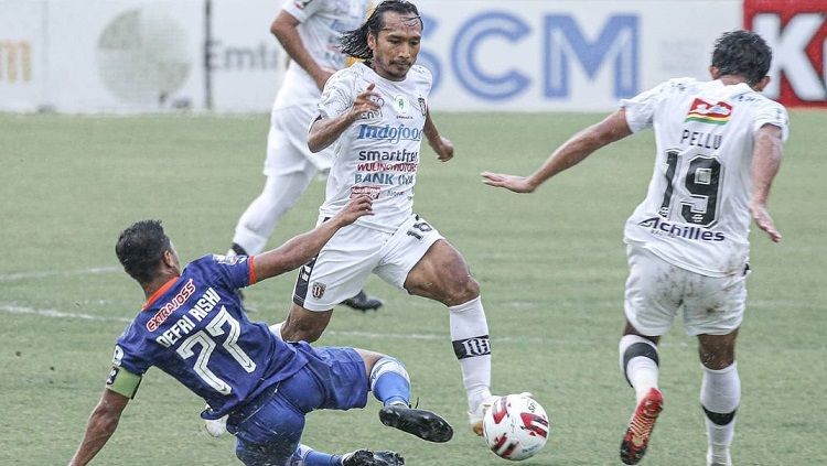 Gelandang Bali United, Hariono mendapat kartu merah saat menghadapi Arema FC pada lanjutan Liga 1 2021/2022 di Stadion Maguwoharjo, Sleman, Minggu (05/12/21). Copyright: © Bali United