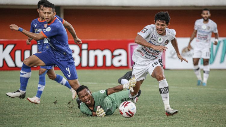 Proses gol kedua Bali United ke gawang Persiraja yang dicetak Rizky Pellu. Copyright: © Bali United