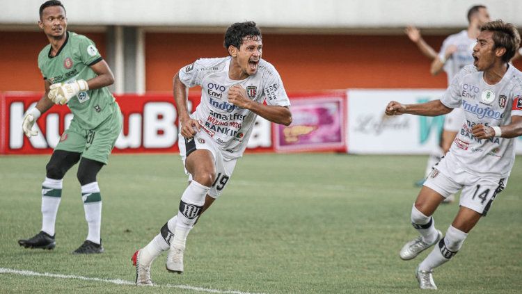 Selebrasi Rizky Pellu (tengah) usai mencetak gol kedua Bali United ke gawang Persiraja. Copyright: © Bali United