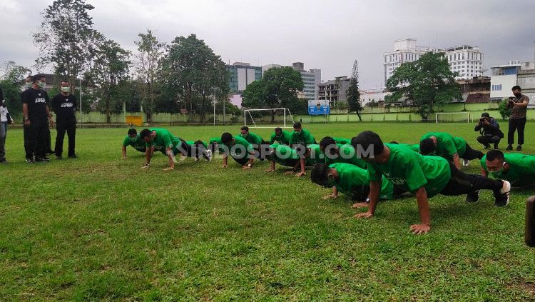 Para pemain PSMS Medan langsung melakukan push up saat disuruh Edy Rahmayadi. Copyright: © Aldi Aulia Anwar/INDOSPORT