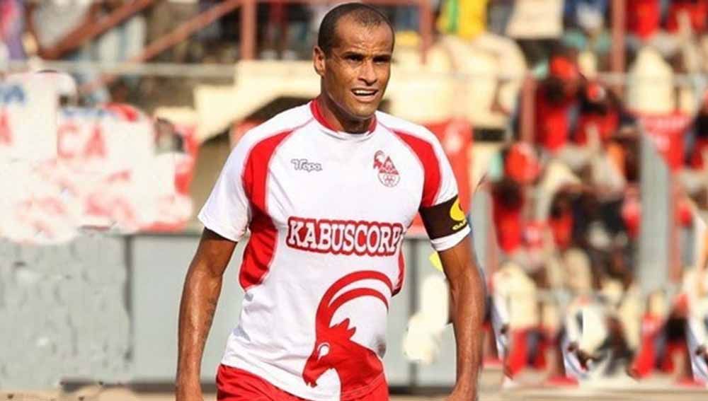 Rivaldo kala berseragam Kabuscorp di tahun 2012. Copyright: © cmjornal