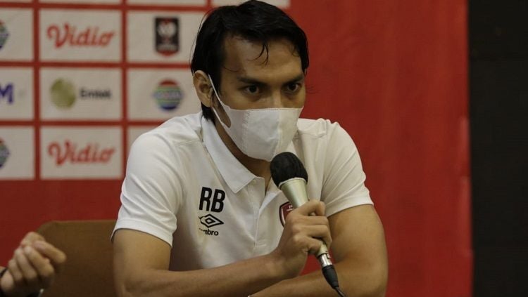 Pemain yang pernah menjebol gawang klub AS Roma, Rasyid Bakri, mengaku siap berduet dengan siapa saja di lini tengah PSM Makassar. Copyright: © Media PSM Makassar