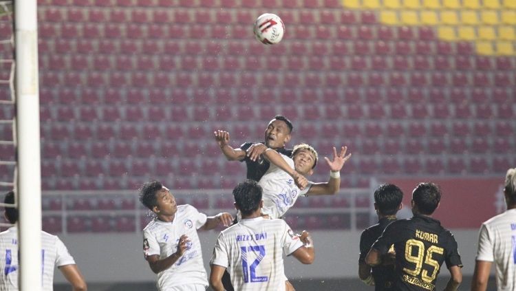 Pelatih sementara Arema FC, Kuncoro, menyemprot para pemainnya buntut dari kegagalan total setelah langkahnya terhenti di Piala Menpora 2021. Copyright: © Official PT LIB