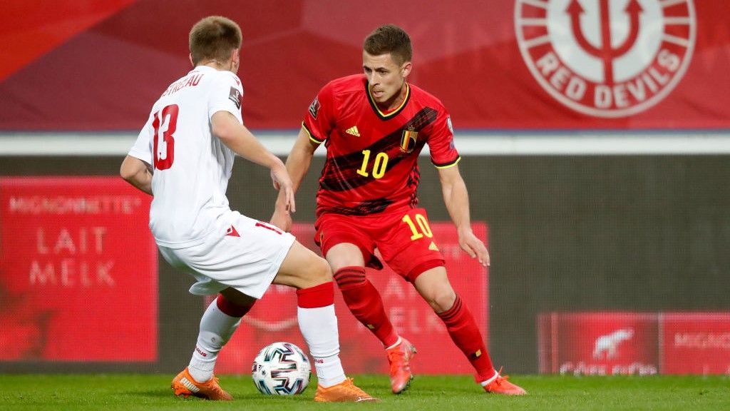 Pemain Timnas Belgia, Thorgan Hazard, tengah membawa bola dalam laga Kualifikasi Piala Dunia 2022 antara Belgia vs Belarusia. Copyright: © Photo by Angelo Blankespoor/Soccrates/Getty Images