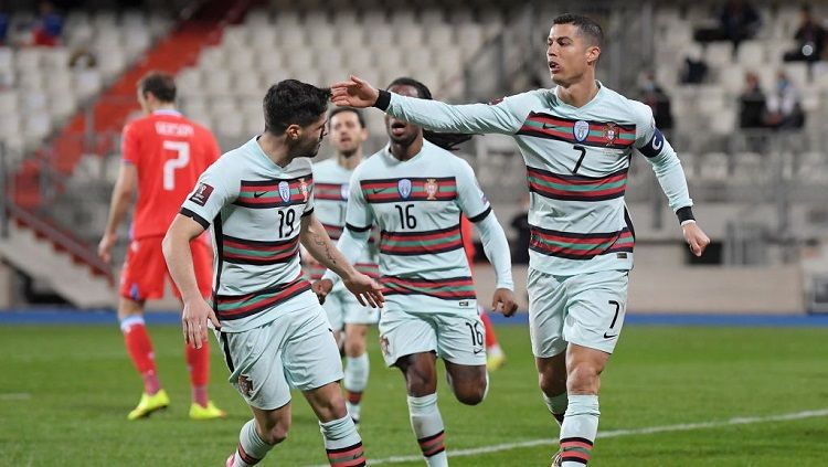 Cristiano Ronaldo dan skuad Portugal merayakan gol ke gawang Luksemburg dalam laga Kualifikasi Piala Dunia 2022. Copyright: © Alexander Scheuber/Getty Images