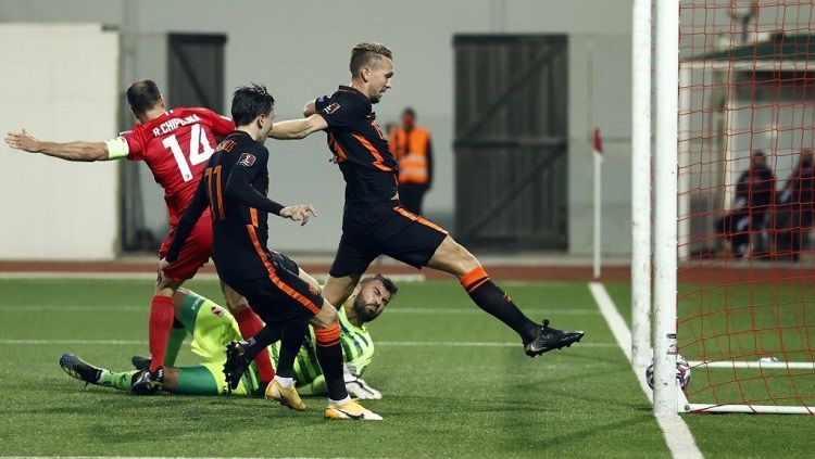 Steven Berghuis (kanan) menjebol gawang Gibraltar dalam laga Kualifikasi Piala Dunia 2022 antara Gibraltar vs Belanda, Rabu (31/3/21). Copyright: © ANP Sport via Getty Images