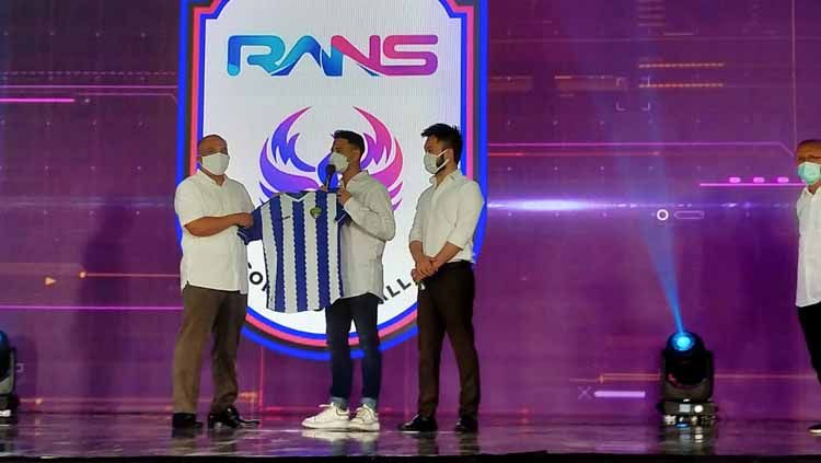 Raffi Ahmad mengaku ingin fokus dulu dengan klubnya, Rans Cilegon FC. Copyright: © RANS