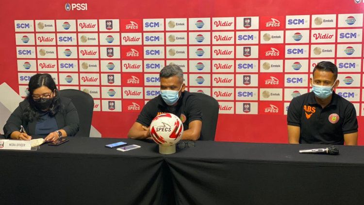 Pelatih Persiraja Banda Aceh, Hendri Susilo, bersama pemainnya, Asep Budi, dalam temu pers di Piala Menpora 2021. Copyright: © Media Officer Persiraja