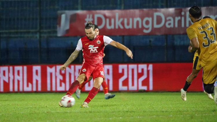 Marc Klok saat melesatkan tendangan ke gawang Bhayangkara FC yang berbuah gol kedua untuk Persija. Copyright: © Khairul Imam/Persija