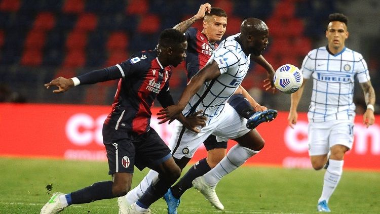 Romelu Lukaku dikepung pemain Bologna dalam laga pekan ke-29 Liga Italia antara Bologna vs Inter Milan. Copyright: © Iguana Press/Getty Images