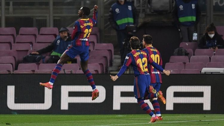 Ousmane Dembele santer dikaitkan dengan Chelsea usai dipastikan tak masuk rencana Barcelona. Namun, 3 klub Liga Inggris ini juga bisa jadi pelabuhan barunya. (Foto: Alex Caparros/Getty Images) Copyright: © Alex Caparros/Getty Images