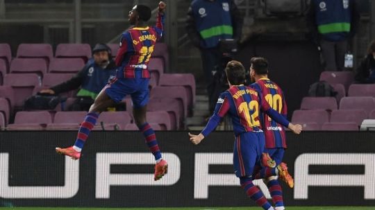 Ousmane Dembele (kiri) merayakan gol ke gawang lawan dalam laga pekan ke-29 LaLiga Spanyol antara Barcelona vs Valladolid. Copyright: © Alex Caparros/Getty Images