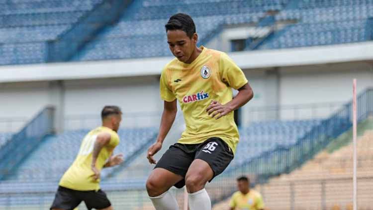 Gelandang PSS, Misbakus Solikin, saat latihan di Stadion GBLA, Kota Bandung. Copyright: © Media Officer PSS.
