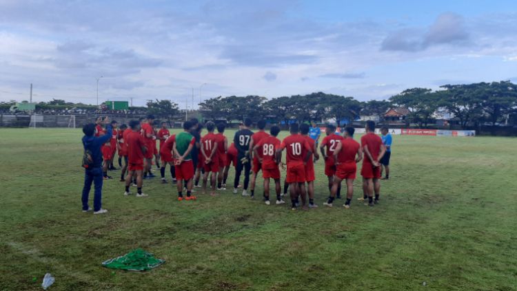 Skuat PSM Makassar berdoa bersama sebelum menutup latihan terakhir jelang melakoni Babak 8 Besar Piala Menpora 2021. Copyright: © (Adriyan Adirizky/INDOSPORT)