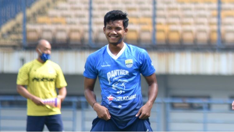Bek muda Persib, Bayu Mohamad Fiqri, jadi salah satu pemain yang dibawa ke Samarinda untuk persiapan hadapi Borneo FC pada laga tandang Liga 1 Indonesia. Copyright: © Arif Rahman/INDOSPORT