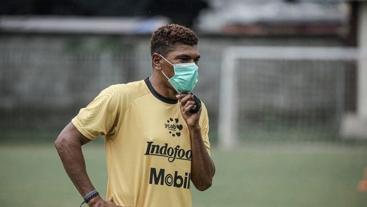 Asisten pelatih Bali United, Antonio Claudio menilai ada banyak faktor yang membuat Indonesia menjadi daya tarik pemain Brasil dalam berkarier. Copyright: © Bali United