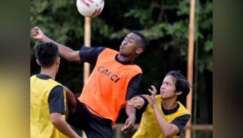 Aidil Usman Diarra, striker trial Sriwijaya FC berdarah Mali yang menjadi kandidat kuat lolos seleksi. Copyright: © Official Sriwijaya FC