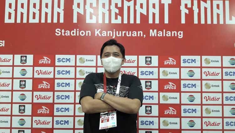 Media officer Arema FC, Sudarmaji mengaku pihaknya banyak mendapat keluhan terkait jadwal Liga 1 yang terlalu malam. Copyright: © Ian Setiawan