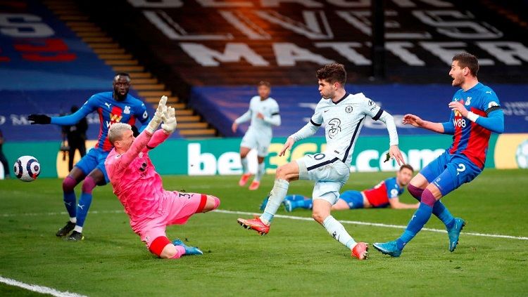 Gelandang Chelsea, Christian Pulisic, mencetak gol ke gawang Crystal Palace dalam laga lanjutan pekan ke-31 Liga Inggris, Minggu (11/04/21) dini hari WIB. Copyright: © Peter Cziborra - Pool/Getty Images