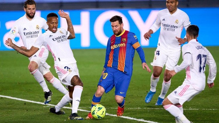 Aksi Lionel Messi (tengah) mencoba melepaskan diri dari kepungan dalam pertandingan El Clasico antara Real Madrid vs Barcelona pada lanjutan pekan ke-30 LaLiga Spanyol 2020-2021. Copyright: © Diego Souto/Quality Sport Images/Getty Images